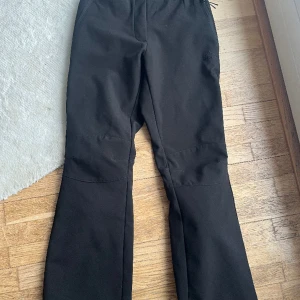 Mckinley överdragsbyxor  - Ett par överdragsbyxor från McKinley i storleken 38, använda en gång därför i bra skick, nypris 800kr säljer för endast 200kr