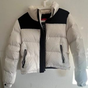 Superdry jacka - Säljer min fina superdry jacka som inte har kommit till användning. Köptes förra året och användes bara under någon vecka. Väldigt sparsam använd! Nypris: 1200kr💗💕Köparen står för frakten