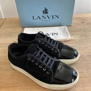Säljer dessa Lanvin-skor i riktigt fint skick. 9/10 Svarta i uk 9, 43/44! Mest eftertraktade färgen samt storleken👍 Tillkommer Box! Nypris: 4500kr, Mitt pris: 2999. Hör av er vid frågor eller funderingar📩