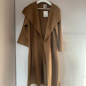 HELT NY Toteme kappa - Denna är helt ny, köptes på vallgatan 12 i Göteborg. Prislapp finns kvar, är i storlek M. Nypris 8500kr🦋🌟💕🐻 