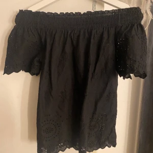 BLUS/TOPP - Blus/topp med off-shoulder! Supersöt och fint skick! 