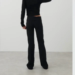 yoga pants  - Säljer mina yoga pants då dom inte kommer till använd längre. det är små hål längst nere men det syns inte när man har på sig dom. därför säljer jag dom billigt.