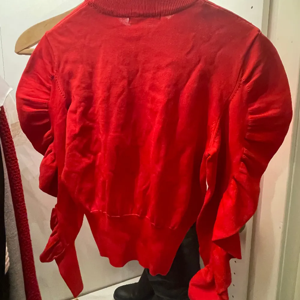 Superfin röd tröja med volang längst ärmarna, aldrig använd, orginalpriset ligger på 400kr. Hör av er vid funderingar💕. Tröjor & Koftor.