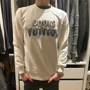 Louis Vuitton  - Tja! Säljer nu min egna Lv tröja som är sinnessjukt sällsynt!!! För bara 4499kr!! Den är i nyskick, och storlek S. Kom pm angående frågor eller intresse 