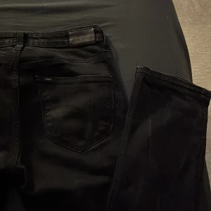 lee jeans  - Så snygga, lågmidjade lee jeans. Säljer för att dom är för stora för mig :) 
