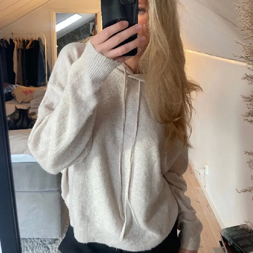 Stickad tröja från Lindex liknar den från soft goat, i väldigt bra skick helt oanvänd💗(lånad bild). Hoodies.