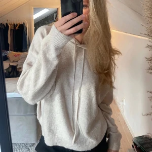 Stickad hoodie - Stickad tröja från Lindex liknar den från soft goat, i väldigt bra skick helt oanvänd💗(lånad bild)