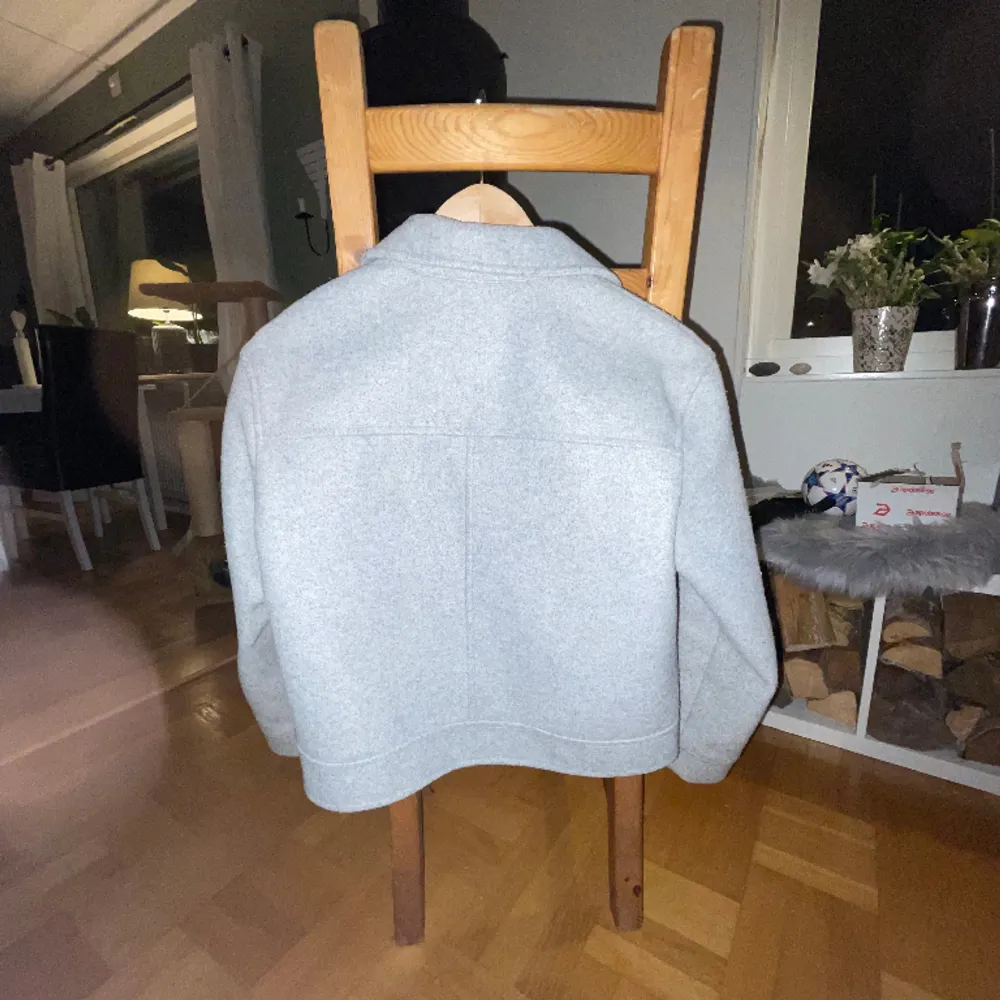 En grå fin kort kappa från vero Moda, säljer pågrund av att den börjar bli för liten för mig💕. Jackor.