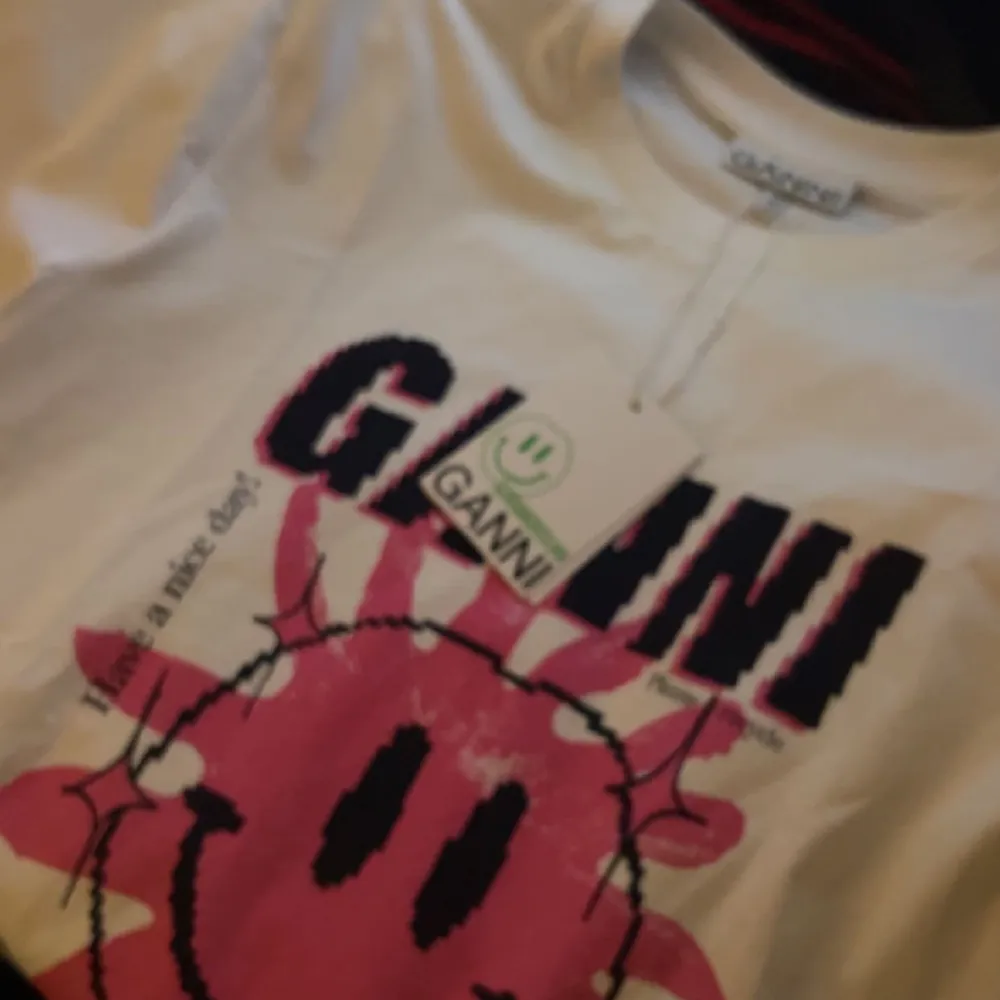 Säljer denna oanvända Ganni tröja pga att den var för stor på mig❤️. T-shirts.
