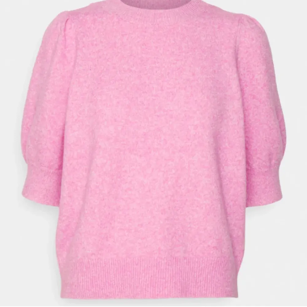 Säljer denna jättefina puffärmade tröjan ifrån vero Moda. Köptes för 249 men säljer för 99kr. Säljer pga att ja inte gillar hur puffärmade tröjor sitter på mig!!. Tröjor & Koftor.