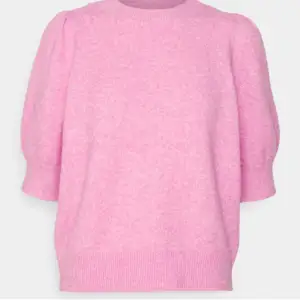 Säljer denna jättefina puffärmade tröjan ifrån vero Moda. Köptes för 249 men säljer för 99kr. Säljer pga att ja inte gillar hur puffärmade tröjor sitter på mig!!