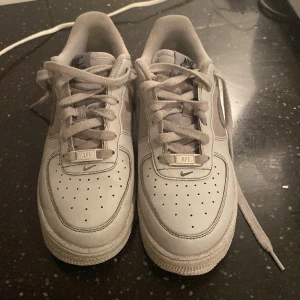 Nike Air Force  - Jag säljer ett par Air force,  köpt från zalando för 1150kr. Har haft dem i 10 månader. Om ni vill köpa kontakta detta kontot.