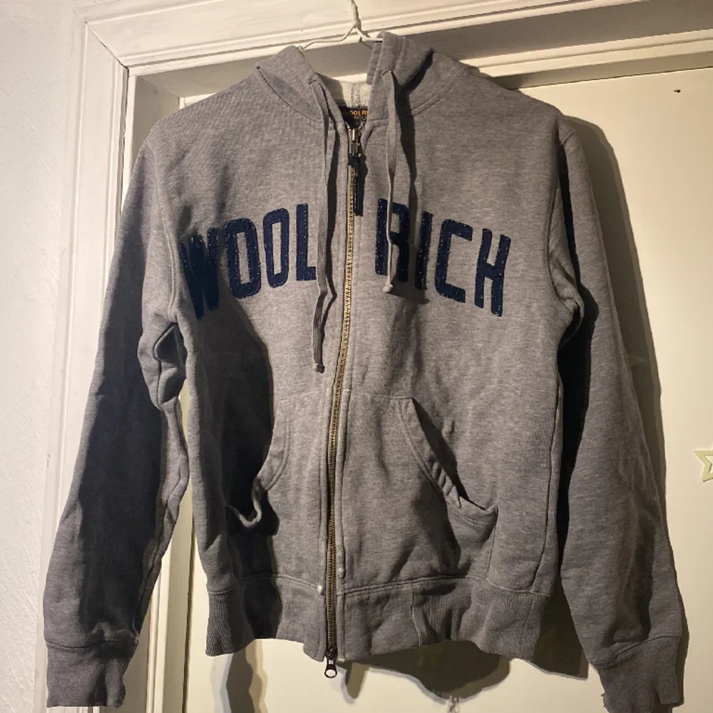 En jättefin basic zip up hoodie, (pris kan alltid diskuteras). Hoodies.