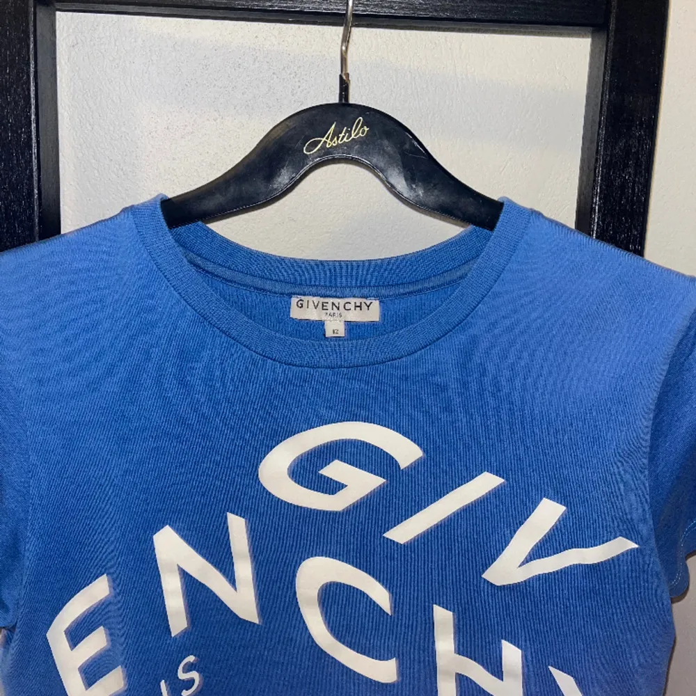 Säljer min blå Givenchy T-Shirt för att den är för liten. Väldigt bra skick. Köpt på NK i Gbg. Ny pris 2000kr säljer för 900kr. Skick 9/10 Dm för mer information. Storlek 12y/152. T-shirts.