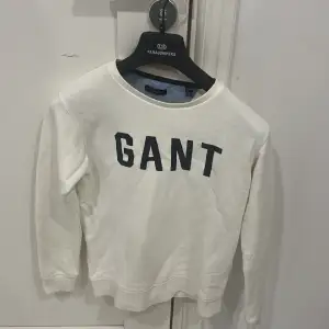 Storlek: 11-12 years old  Skick : ny skick  En vit Gant sweatshirt med tryck i blått 