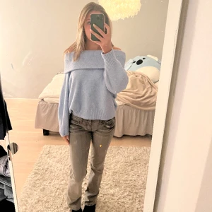 Off shoulder - Säljer denna så fina off shoulder stickade kofta i en ljusblå färg, köpt på plock, från H&M, storlek S💕