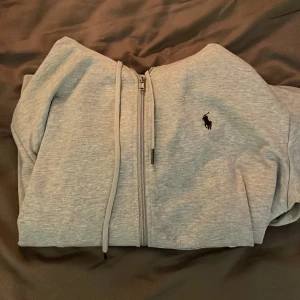 Grå ralph zip - Snygg grå ralph zip i Storlek L
