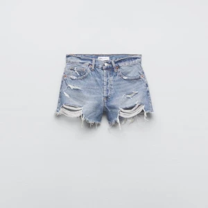 Jeans shorts från Zara - Fick hem dessa shortsen idag och dom var tyvvär för stora så därför säljer jag dom och orkar inte returnera! Dom har kvar prislappen, skriv om du vill ha fler bilder❣️