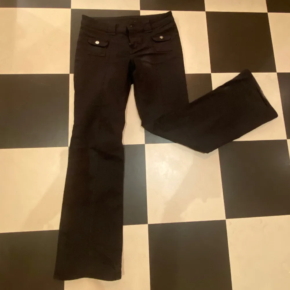 Intressekoll på mina svarta lågmidjade byxor/ cargopants från hm! 🥰💞  Stl är 38 men men skulle säga att dem passar lägre storlekar också. Jeans & Byxor.