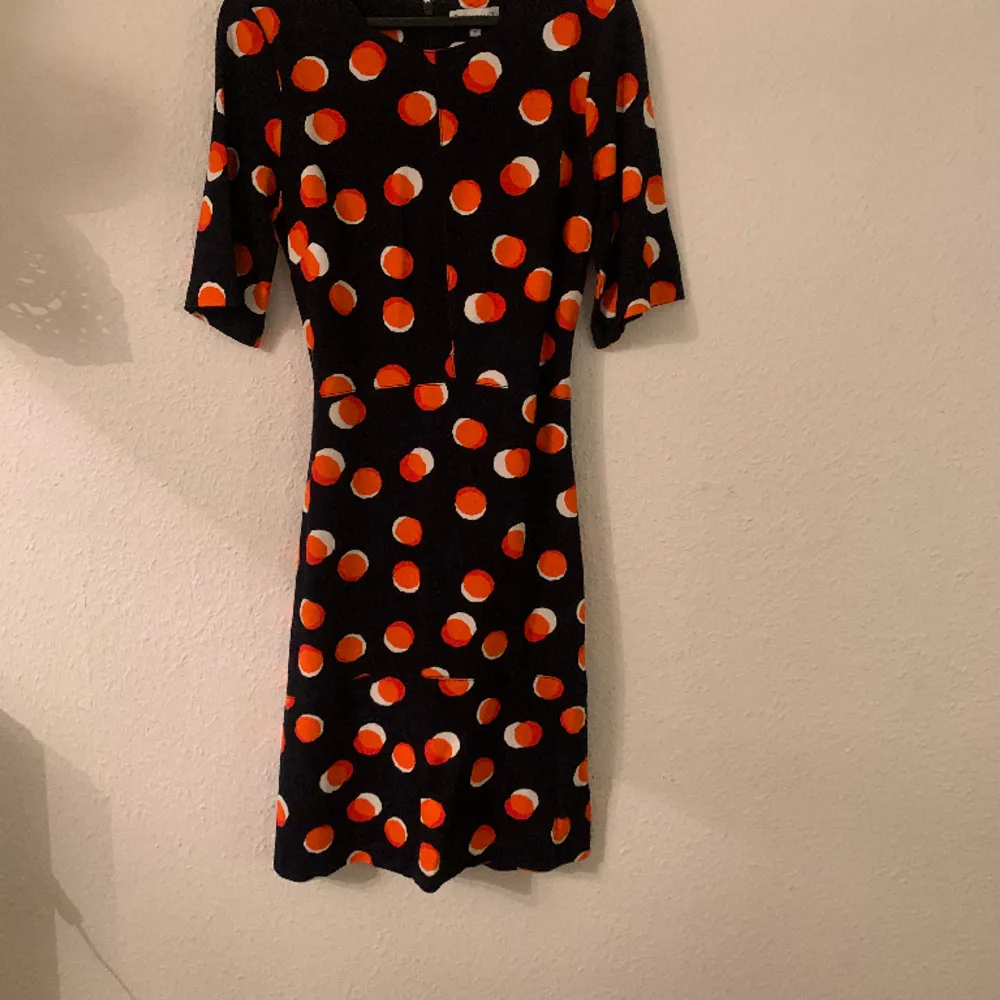 Everyday smart dress. Cotton. Dark blue background with orange and white large dots. Excellent condition. Worn once. Clean. Fitted bodice with slightly flared skirt. . Klänningar.