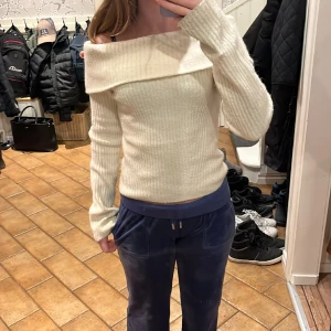 Off shoulder stickad tröja - Använd fåtal gånger är i bra skick men vill sälja den för jag har inte användning för den  