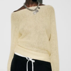 Zara tröja  - Stickad tröja från zara, jättefin och superskönt material, helt ny, prislapp kvar, säljer då jag råkade beställa två❤️ 