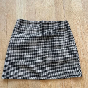 Rutig kjol - Säljer denna helt oanvända kjol då den tyvärr inte kommit till användning. Kjolen är i strl 36 och passar mig som vanligtvis har strl XS-S