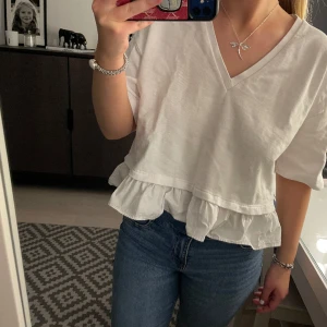 Topp från zara - Jätte najs topp från zara som man kan både klä ner och upp!
