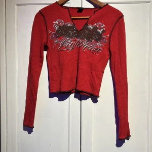 Röd tröja - Röd tröja från urban outfitters. Har inte använt den mycket