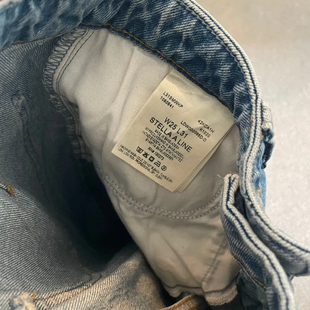 - Märkes jeans från Lee - Modell: Stella A Line - Fint skick - Storlek: 25 Längd: 31. Farkut & Housut.