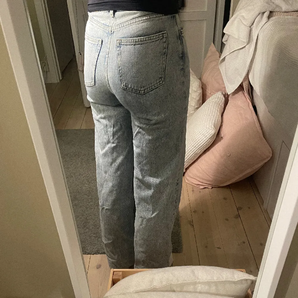 Likadana jeans som dom svarta från monki, även dessa uppsydda för att passa mig som är 164 cm.. Jeans & Byxor.
