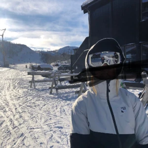 Skidjacka vit och svart - Skidjacka från sprayway, det är gortex och foder i den också, det finns inga skavanker eller märken på och den är bara använd 2 säsonger. skicka till mig om du vill ha fler bilder