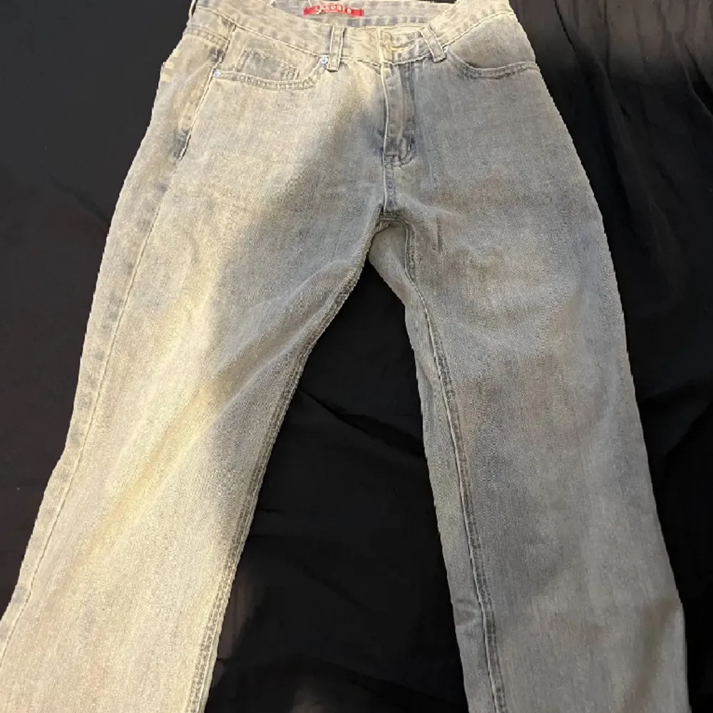 Ett par Lacoste jeans i strlk 31. De är knappt använda och ligger på 1500kr nya. De är riktigt fina!. Jeans & Byxor.