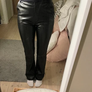 Skinnbyxor - Säljer mina skinnbyxor från Madlady som inte kommer till användning. 