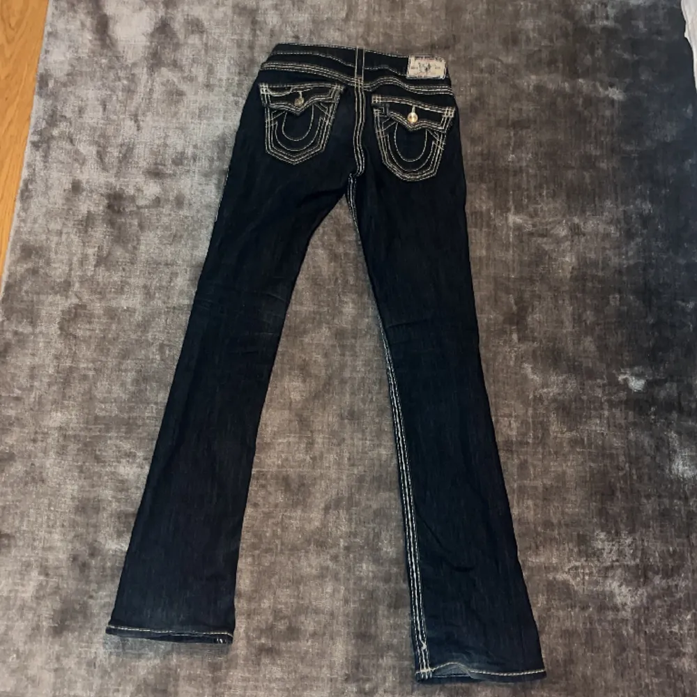 Dom är i modellen bootcut , dom har ett hål vid knät som ni kan se men annars är dom i bra skick och knappt använda💗. Jeans & Byxor.