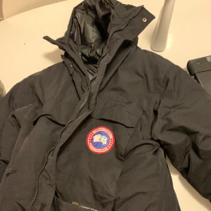 Canada Goose XL - Söker du något väldigt varmt till den kalla vintern så har du här den perfekta jackan för att hålla värmen. 