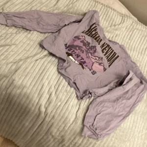 Långärmad tröja - En fin nästan pyjamas tröja med vaket tryck på