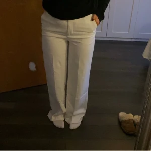 Vita kostymbyxor - Snygga vita kostymbyxor från nakd! Nypris 549kr. Använd en gång. 