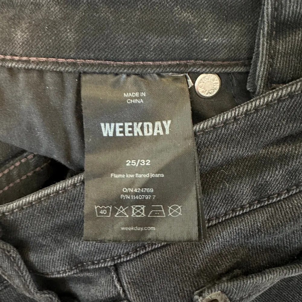 Låga bootcut jeans från weekday. 🩷 Använda fåtal gånger. Storlek 25/32 som motsvarar xs. Köp/buda i meddelanden.🩷. Jeans & Byxor.