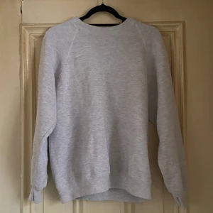 Grå collegetröja - Oversize grå collegetröja köpt 2nd hand i bra skick