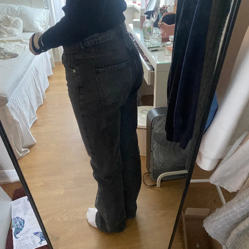 Svarta bootcut jeans från Ullared. Använda fåtal gånger. Säljer pga dem har blivit för stora, jag har S i vanliga fall. Jeans & Byxor.