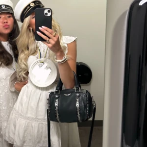 Vit klänning - Säljer denna fina klänning, då jag inte får nån användning av den mer🩷