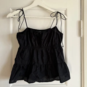 Topp - Säljer denna svarta topp från H&M, då den aldrig ha kommit till användning💕