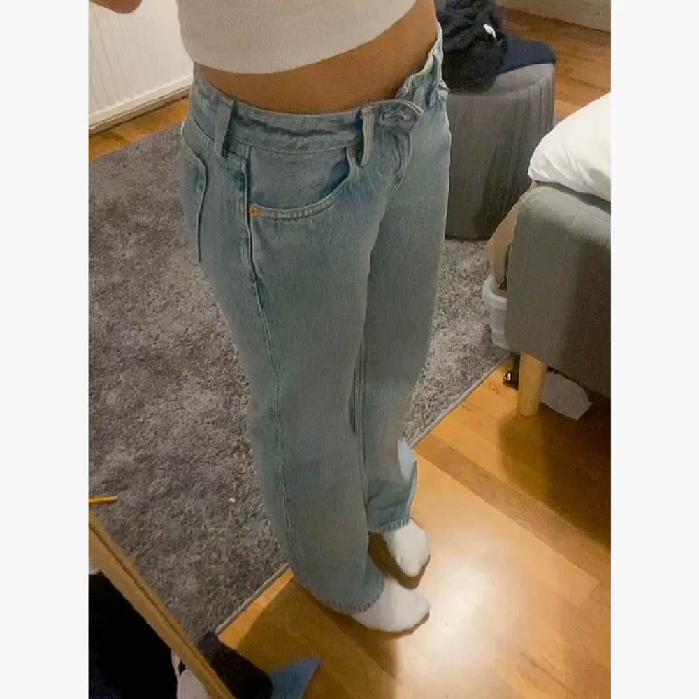 Lågmidjade blå jeans som tyvärr var försmå i midjan, aldrig använda❤️ från weekday i modellen Arrow low jeans💞. Jeans & Byxor.