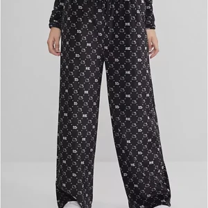 Hello Kitty byxor - Mjuka vida/raka byxor med Hello Kitty mönster, från Bershka. Passar någon mellan 160-167cm ungefär. Använda 2 ggr