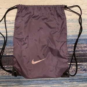 Nike stringbag - Lila, ok skick, använd några gånger. Bra kvalitet, fin, sportig och mycket utrymme i. Pris kan varderas. Ny pris 250kr