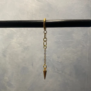 Coola nitörhängen  - Perfekta till både vardag och fest! Modell: Alicia guld. Säljs i par💞