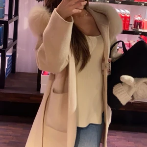  Cashmere kappa med äkta päls  - En jätte fin kappa i sån otroligt fin kräm färg. Den är i jätte bra skick endast använd ett fåtal gånger. Pälsen är super ren och fin och jackan har inga komplikationer. Den är köpt för 4000kr 