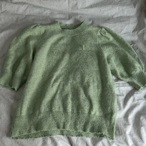 Veromoda  - Trekvartsärmad stickad tröja. Super skön och aldrig använt. Köpte tröjan men sen så tyckte jag inte att den passar på mig. 