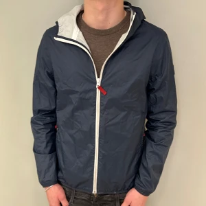 Skitsnygg regn -och vindjacka ifrån Timberland  - Denna Timberland-jackan är inköpt i USA och säljs nu då den har blivit för liten🙁 Änvänd en hel del men fortfarande i fint skick då jag tog väl hand om den👌